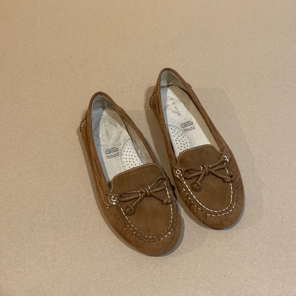 suede moccasin-style loafers in brown NWOT - Picture 3 of 4